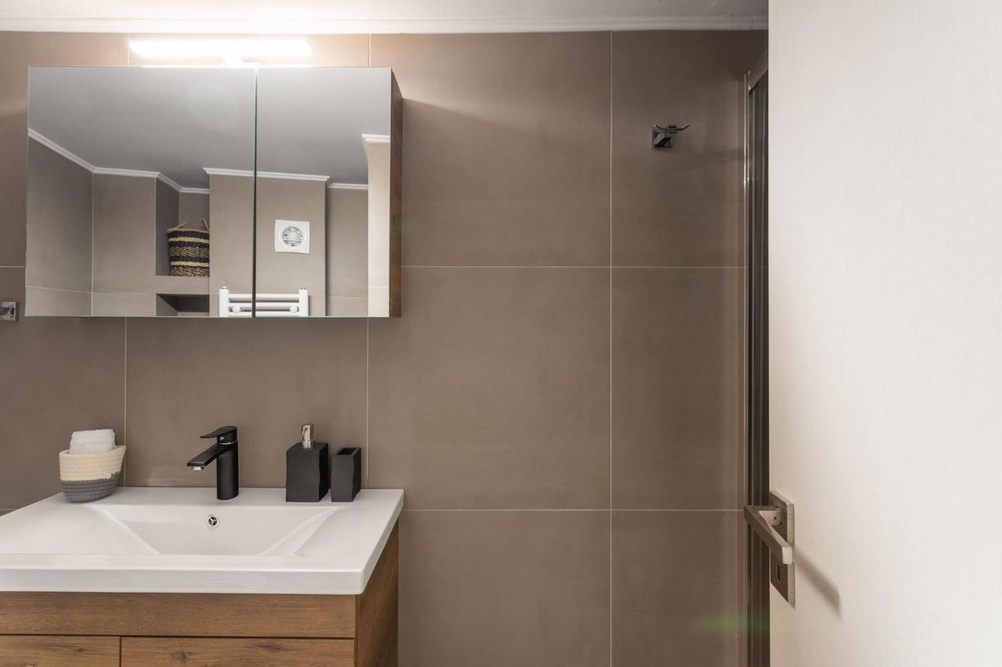 Deluxe 3-Bdrm Urban-Industrial Apt At Acropolis Athènes Extérieur photo
