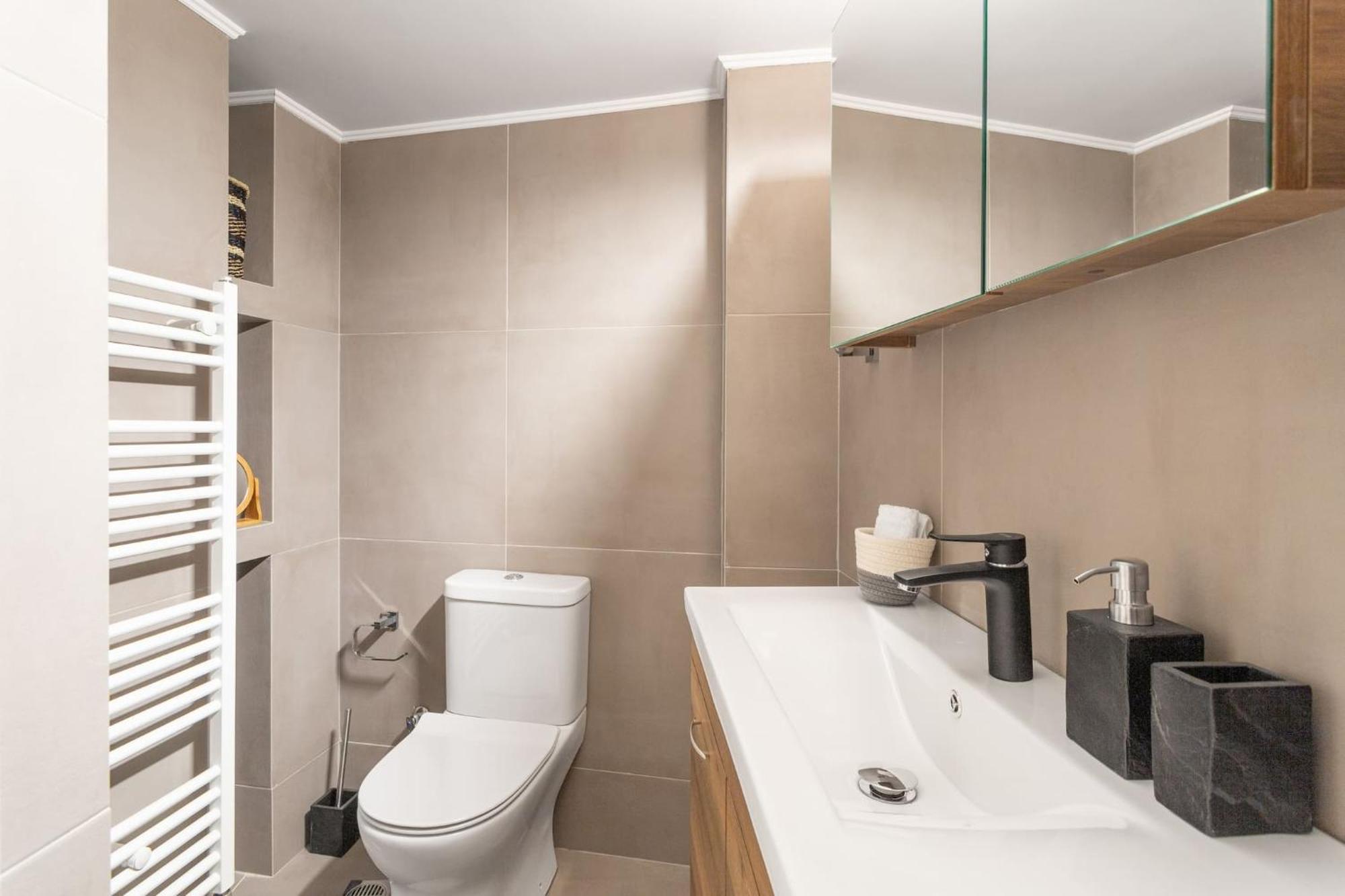 Deluxe 3-Bdrm Urban-Industrial Apt At Acropolis Athènes Extérieur photo