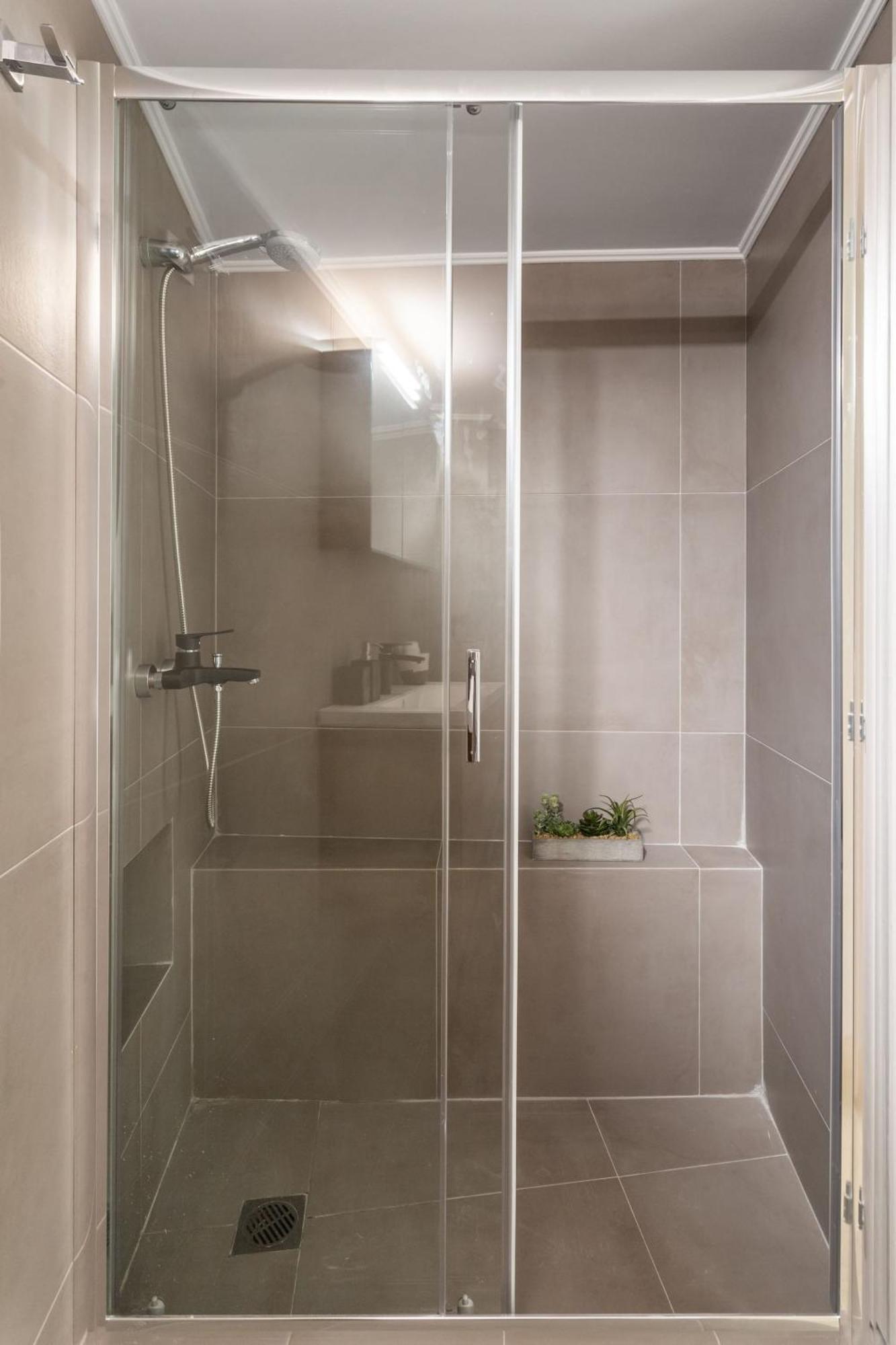 Deluxe 3-Bdrm Urban-Industrial Apt At Acropolis Athènes Extérieur photo