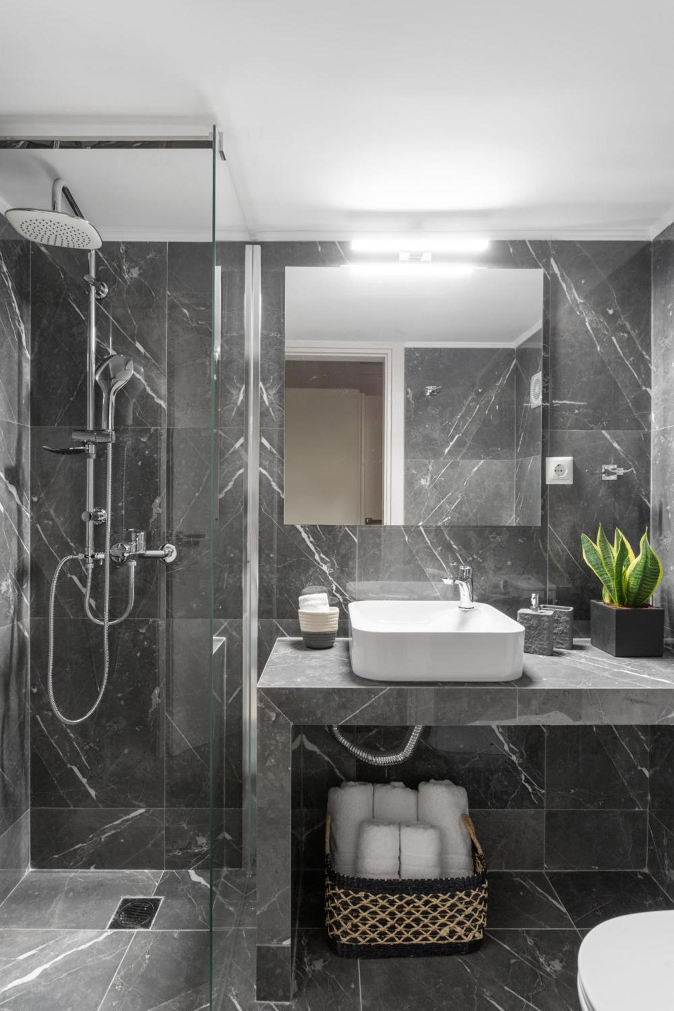Deluxe 3-Bdrm Urban-Industrial Apt At Acropolis Athènes Extérieur photo