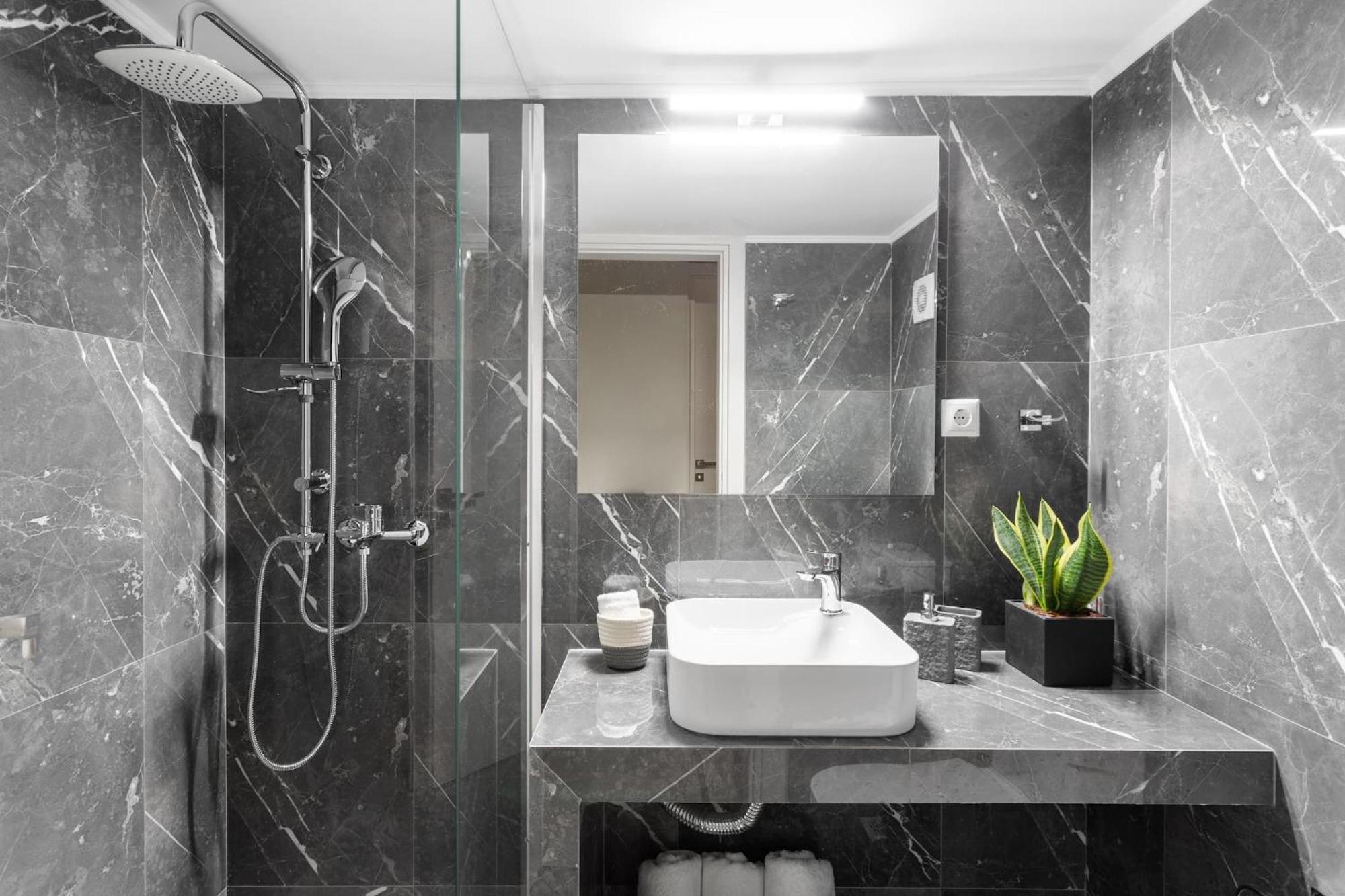 Deluxe 3-Bdrm Urban-Industrial Apt At Acropolis Athènes Extérieur photo